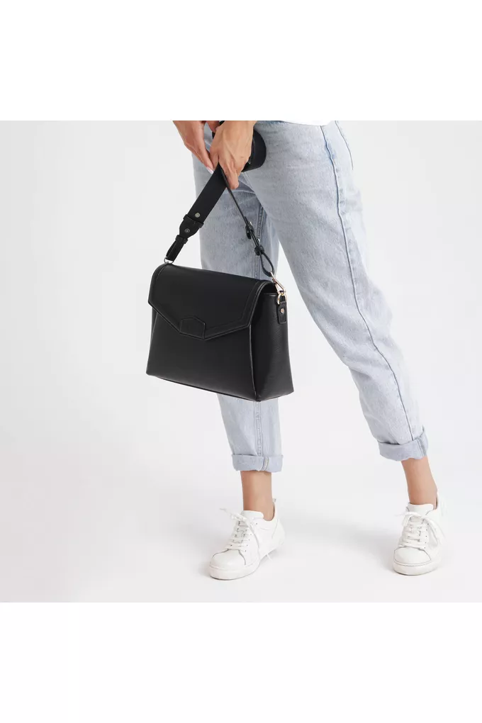 Torebka crossbody Midi Black 2w1 trzymana w dłoni