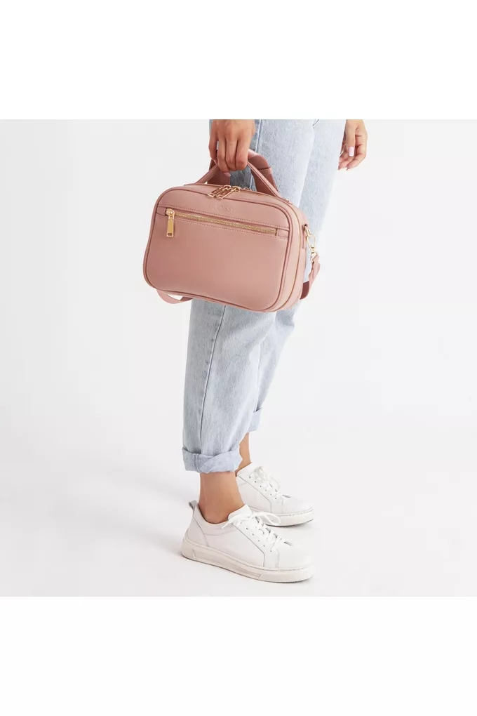 Torebka crossbody Vera Chick Pink od Joissy trzymana w dłoni