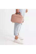 Torebka crossbody Vera Chick Pink od Joissy trzymana w dłoni