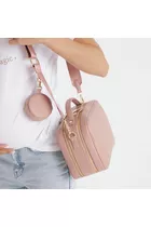 Torebka crossbody Vera Chick Pink od Joissy na ramieniu