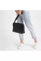 Torebka crossbody Midi Black 2w1 trzymana w dłoni