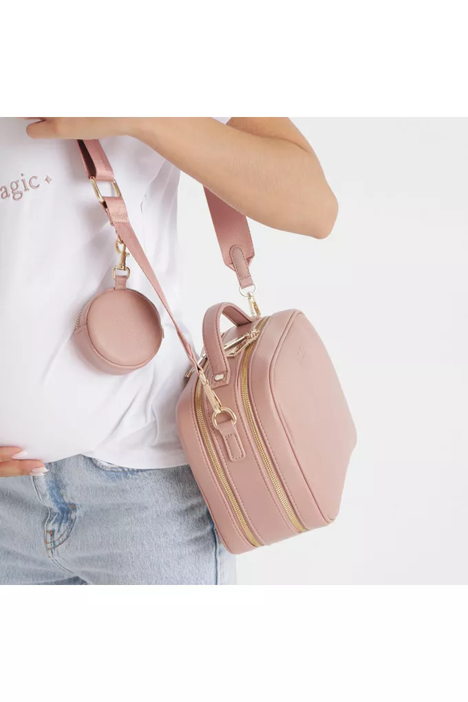 Torebka crossbody Vera Chick Pink od Joissy na ramieniu