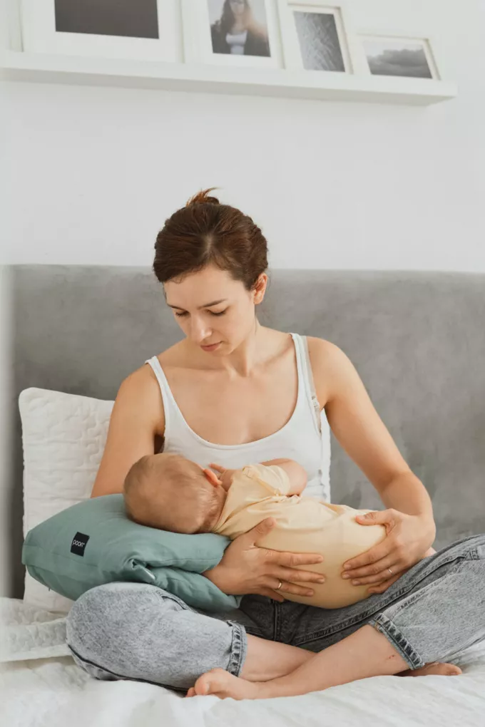 POOFI Poduszka do karmienia na rękę kolor: morela